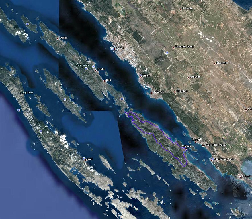 Slika_00.jpg - Otoka Pašman in Ugljen, ki sta povezana z mostom in za orientacijo še mesto Zadar.