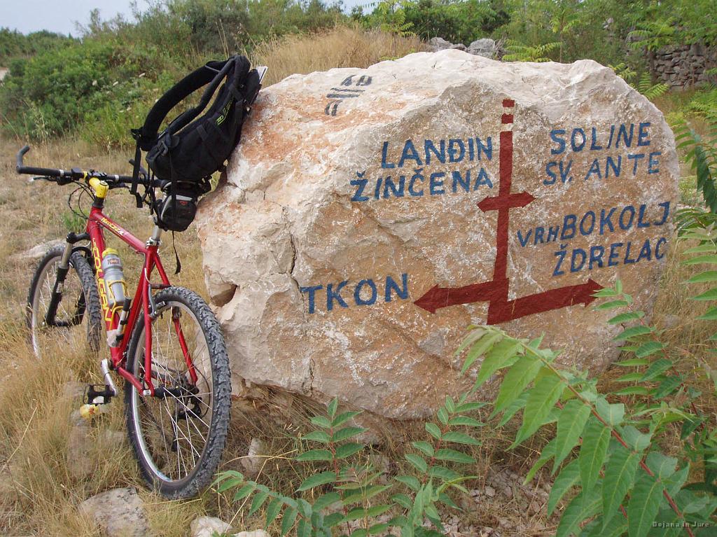 Slika_02.JPG - Priporočam, da si v Info točki pridobite kolesarski zemljevid, čeprav je potrebno imeti malce sreče. Če pa ga že dobite, pa je verjetno v Italjanščini ali Francoščini.