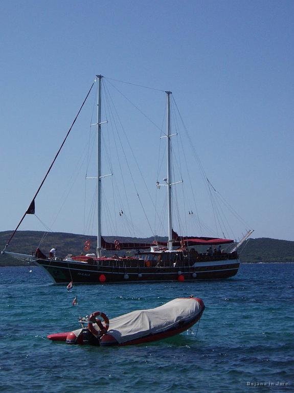 Slika_20.jpg - Povsem severni del otoka Ugljan, do koder prideš po cesti. Kraj Molina. Sicer pa na sliki jadrnica, ki je v resnici še lepša!