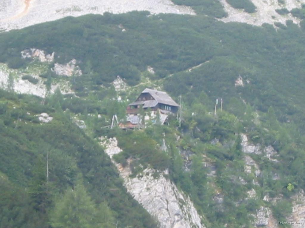 Slika_13.jpg - Največji zoom z najinega "super" fotoaparata proti Češki koči.