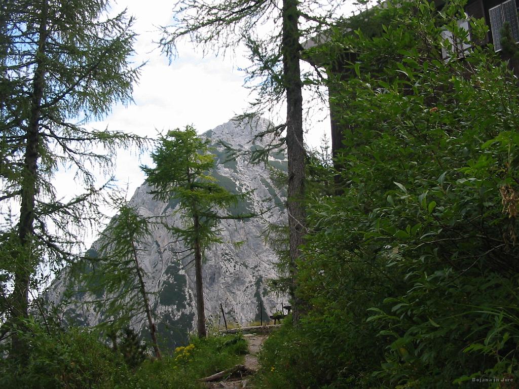 Slika_20.jpg - Levo je V. Baba in desno Kranjska koča na Ledinah (1700 m). Prispela ob 9h.