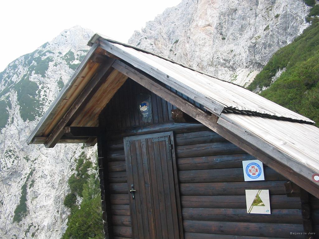 Slika_27.jpg - Neke vrste shramba za Markacijski odsek in Gorsko reševalno službo na poti proti Jezerskem sedlu (2034 m).