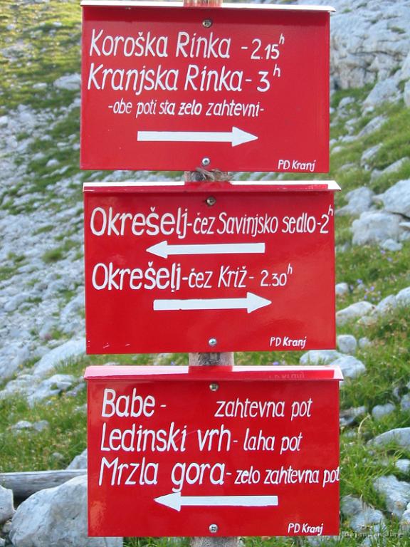 Slika_30.jpg - Žmigovec utripa levo...smer Ledinski vrh, ki je bil najin primarni cilj, ki je vključeval povratek nazaj proti Kranjski koči in po lovski do prevoznega sredstva imenovanega Clio-san.