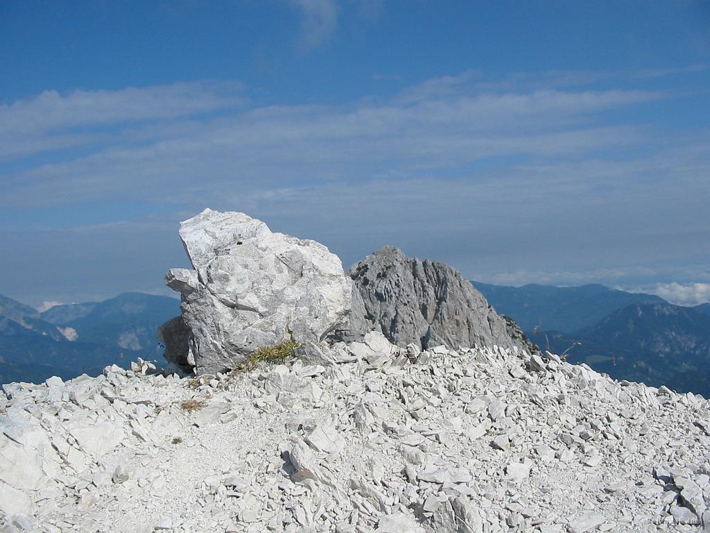 Slika_37.jpg - Ledinski vrh (2107 m) in njegov špičasti kamen kot vrh. Malce desno v ozadju je V. Baba (2127 m). Tu se je najin prvotni cilj spremenil in povratek ni preko Kranjske koče, ampak čez Babe proti Jenkovi planini.