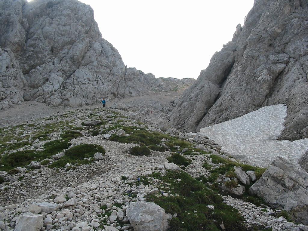 Slika_40.jpg - Iz Ledinskega vrha je sledil spust po melišču...bljak...