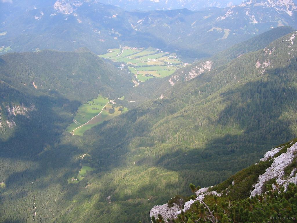 Slika_46.jpg - Pogled v dolino....ja, rabim boljši fotoaparat. Čeprav se podarjenemu konju ne gleda v zobe. Pa če jih nima več?