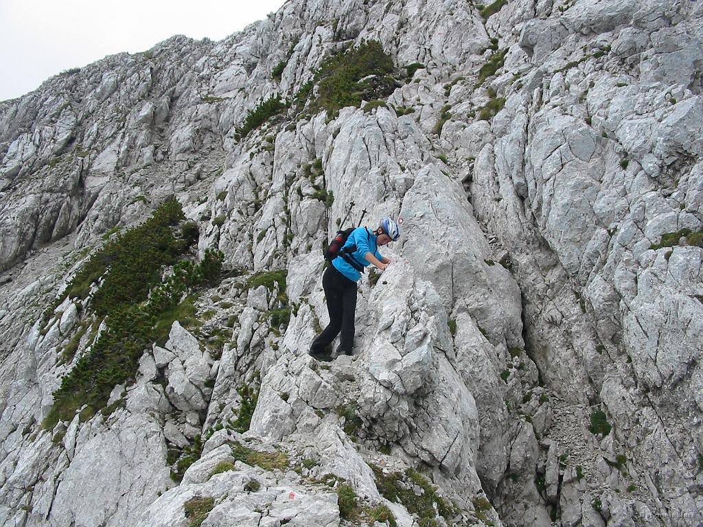 Slika_56.jpg - Pa hudič, kje so zajle...očitno jih ne bo...adrenalin na 100%, koncentracija na 500%...levo in desno ni bilo nič kot brezplačen polet. Na nekaterih delih sva bila "upeta" z obema rokama, obema nogama in še z ritjo.