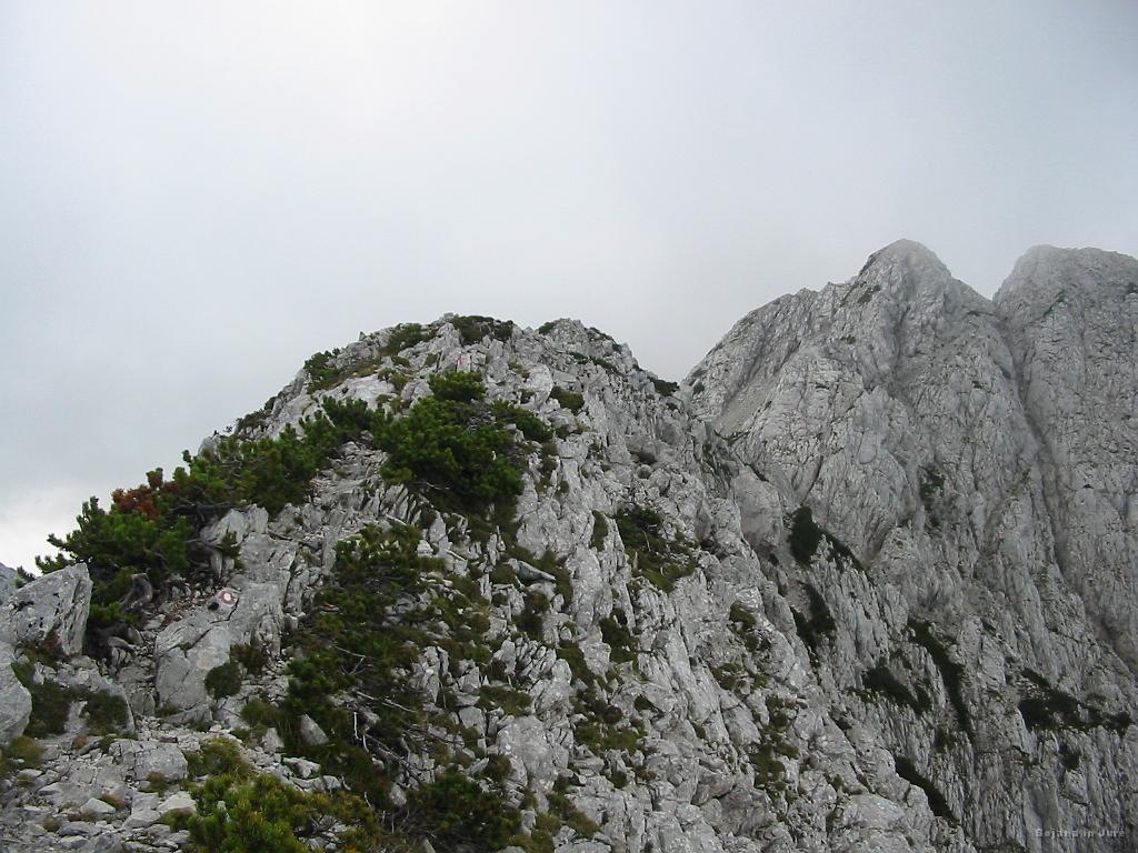 Slika_57.jpg - Pogled nazaj iz Male Babe (2018 m) proti V. Babi (2127 m) in pot po grebenu med njima.