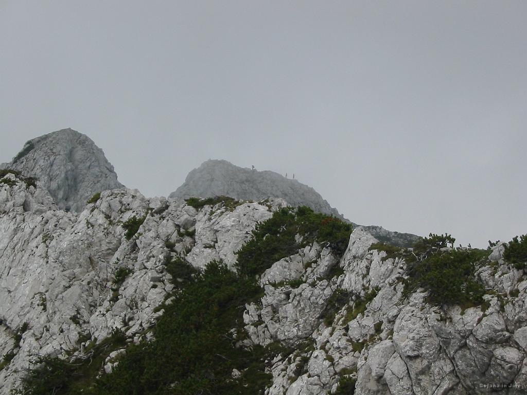 Slika_59.jpg - Tu sva si lahko nekoliko oddahnila od naporne plezarije po ravnem... Na desnem vrhu se vidi 3 možice, ki so ravno prišli na vrh. Čez 1 min se vrha ni več videlo, ker so oblaki neusmiljeno grozili.
