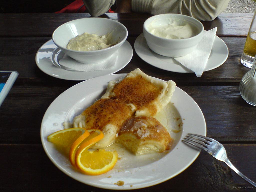 Slika_78.jpg - Mmmmm....v ospredju sirovi štruklji in v ozadju Masovnek (http://www.kulinarika.net/recept.asp?ID=4490) in kislo mleko. Jest sm pa zravn pir, pa čeprav morda ne paše zraven hrane, meni je pa zeloooooo.