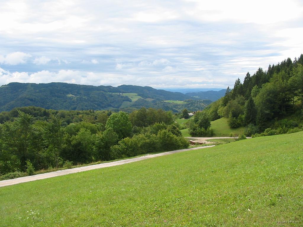 Slika_05.jpg - Pogled nazaj v smeri Okroga pri Motniku. Tu sva že lep čas na makadamu, višina pa okrog 850 m.
