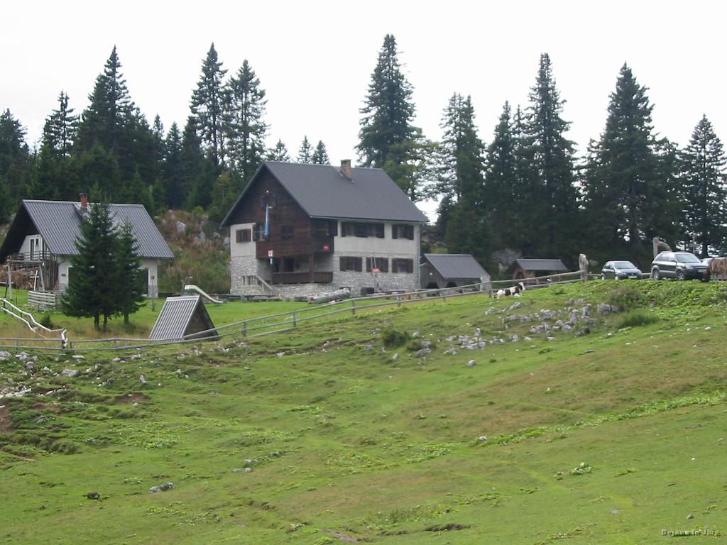 Slika_16.jpg - Dom na Menini planini (1455 m). Dobrodošel pogled, ker sva bila že kar zmatrana.