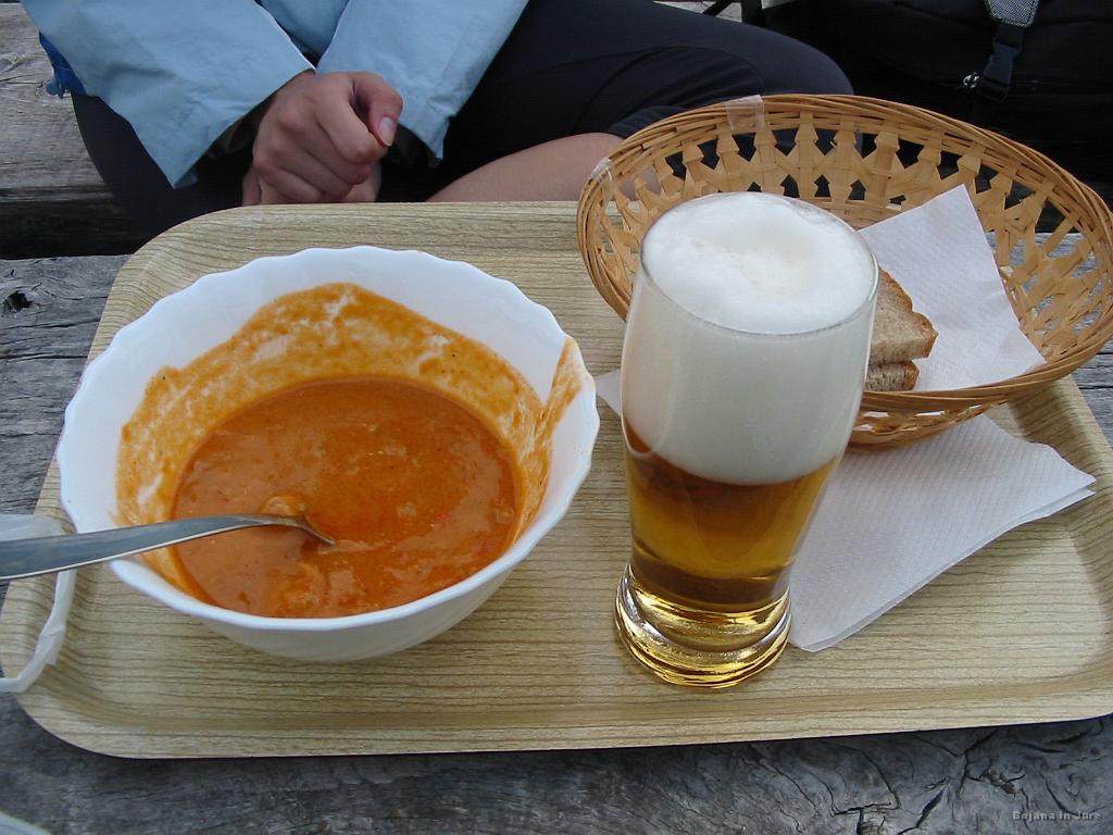 Slika_18.jpg - Ciganski golaž in pivo. Tudi pri 8 st.C pivo paše... Poleg tega pa vsak svoj sendvič in kruh zraven golaža. Mmmmm, pasalo je!