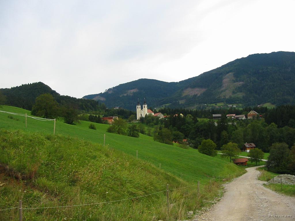 Slika_23.jpg - Tirošek, mimo cerkve levo proti Črnivcu. Klanec mimo cerkve je bil tak, kot bi asfaltirali skalo.