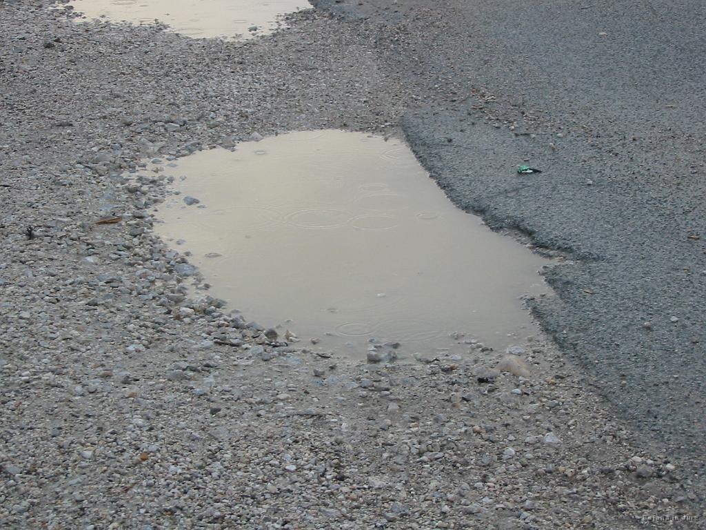 Slika_27.jpg - "Razjasnitve" ... ves spust z 900 m na 400 m (Stahovica) naju je močilo! No, morda le kakšen km ne. Jao, vremenarji...vendar pa nama to ni pokvarilo dneva.