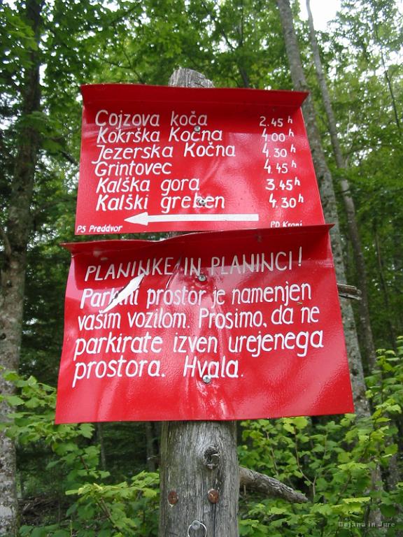 Slika_04.jpg - Izhodišče za kar nekaj lažjih in težjih tur. Tabla stoji na urejenem parkirišču, in to na višini 901 m.