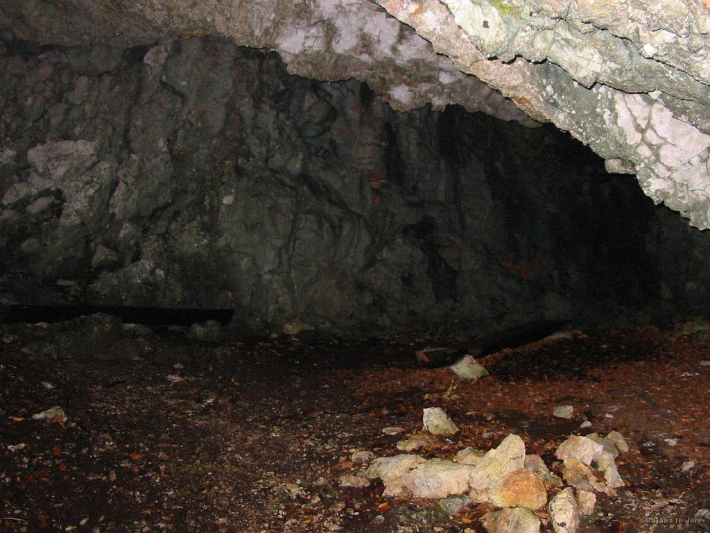 Slika_07.jpg - Votlina s klopcama na poti skozi Taško. Tu sva palice zamenjala s čeladama, saj se je pričelo.
