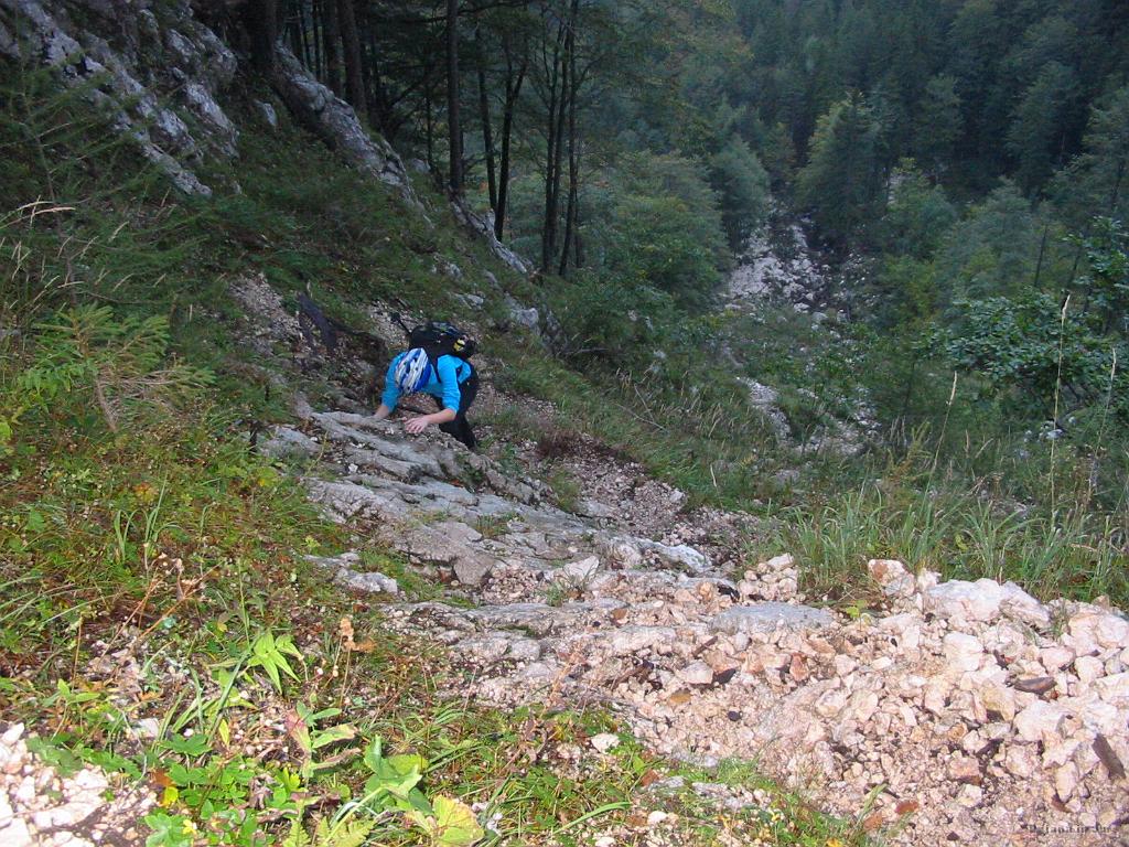 Slika_09.jpg - Klanec je izredno dobro varovan, čeprav na nekaterih delih manjka kakšen oprimek.