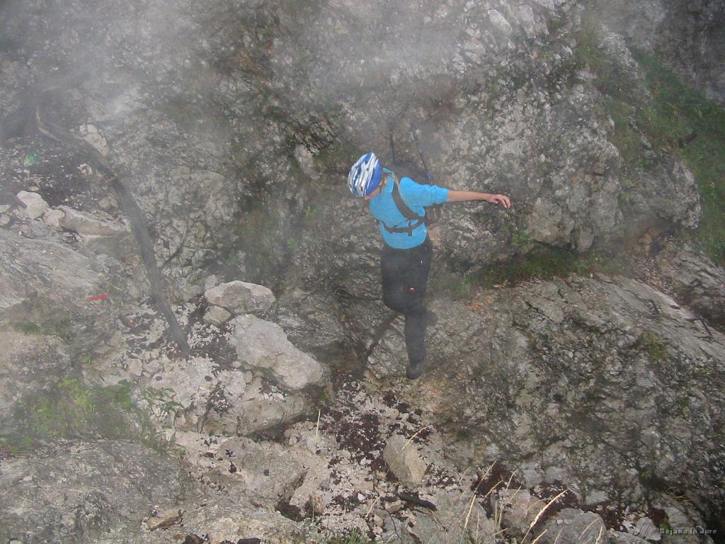 Slika_12.jpg - Zopet meglena slika (z roko nekoliko pokrijem bliskavico), ko Bojana zaradi manjkajočega oprimka preskoči del poti.