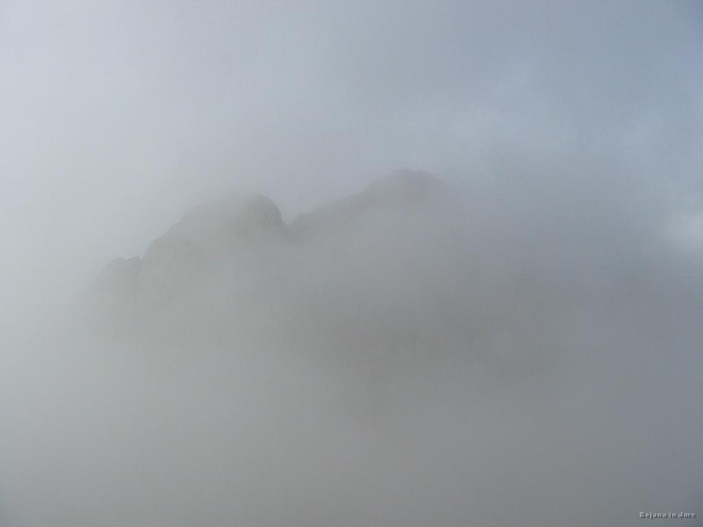 Slika_23.jpg - Pogled v smeri Kalške gore (2047 m). Kar nekaj korenjakov se je podalo v to smer.