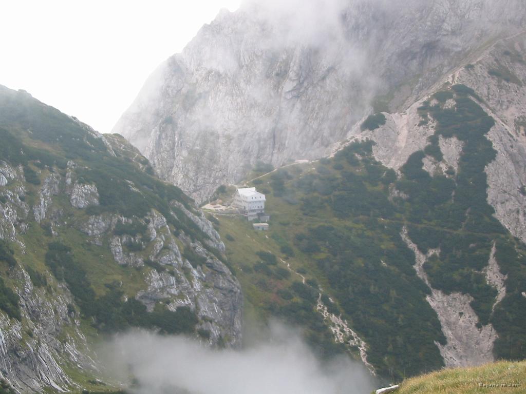 Slika_29.jpg - Pogled nazaj na Cojzovo kočo na Kokrskem sedlu.