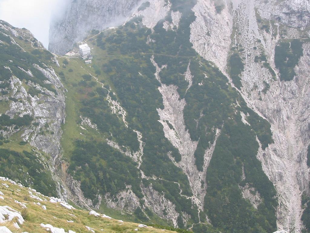 Slika_45.jpg - Lep pogled na Cojzovo kočo na Kokrskem sedlu. Lepo je vidna pot, ki potek od nje po sredini navzdol. To je pot najinega prihoda.