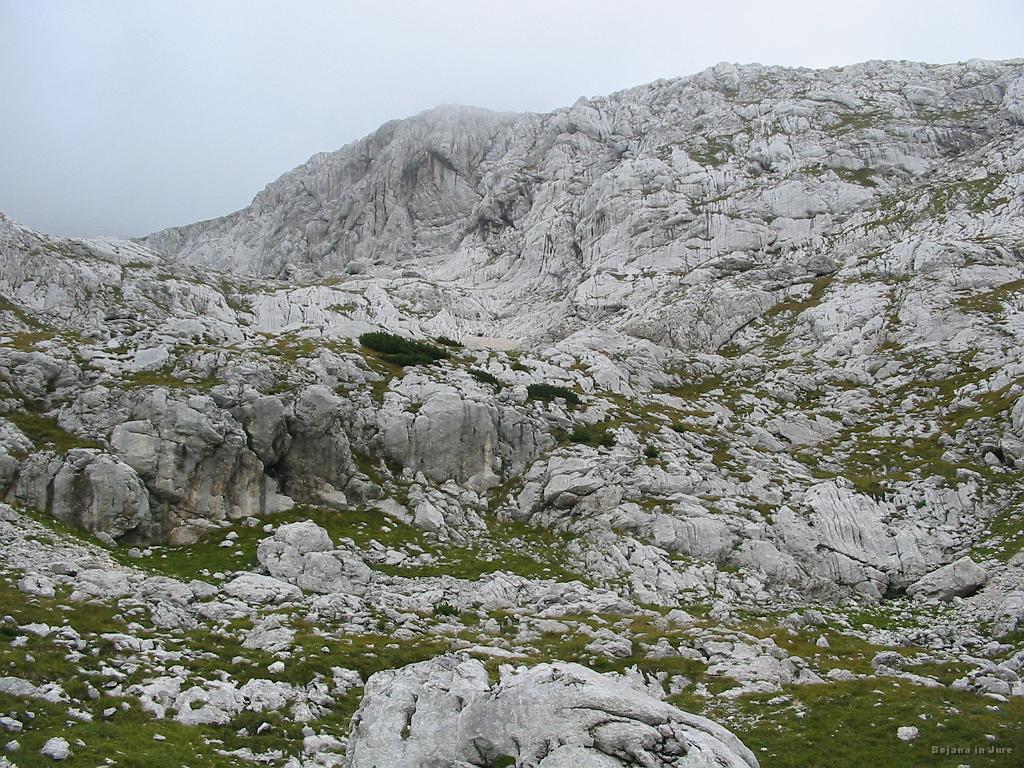 Slika_47.jpg - Veličastno skalovje grebena, po katerem poteka tudi pot na Grintovec, vendar ni markirana. Na zemljevidu označena kot črna črtkana skozi Dolge stene.