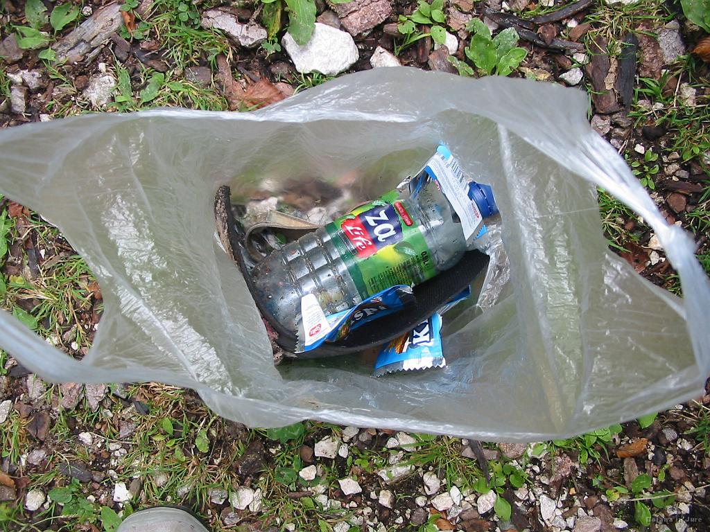 Slika_62.jpg - S poti vedno prineseva večjo bero smeti s poti. Žal, nekateri ne vidijo hribov tako kot bi jih morali.