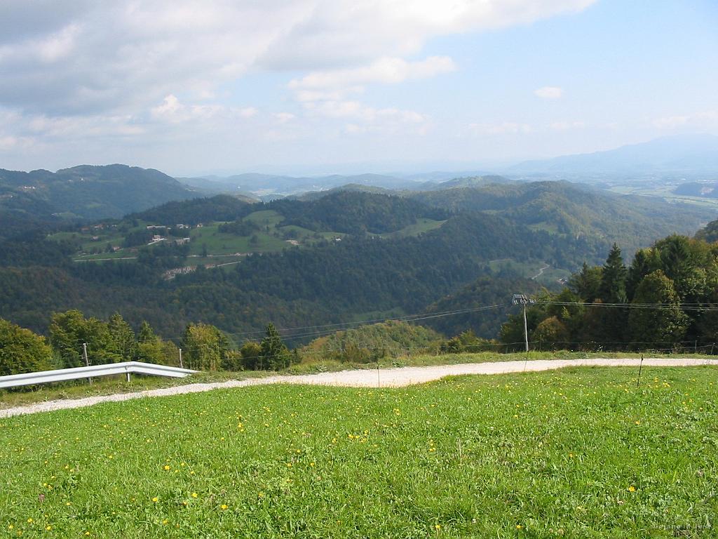 Slika_03.jpg - Pogled s Smrečja proti zaviti cesti, ki naju pripelje v Smrečje. Štart z Vrhnike je enih 8 km po ravnem, nato pa se lepo složno dviga.