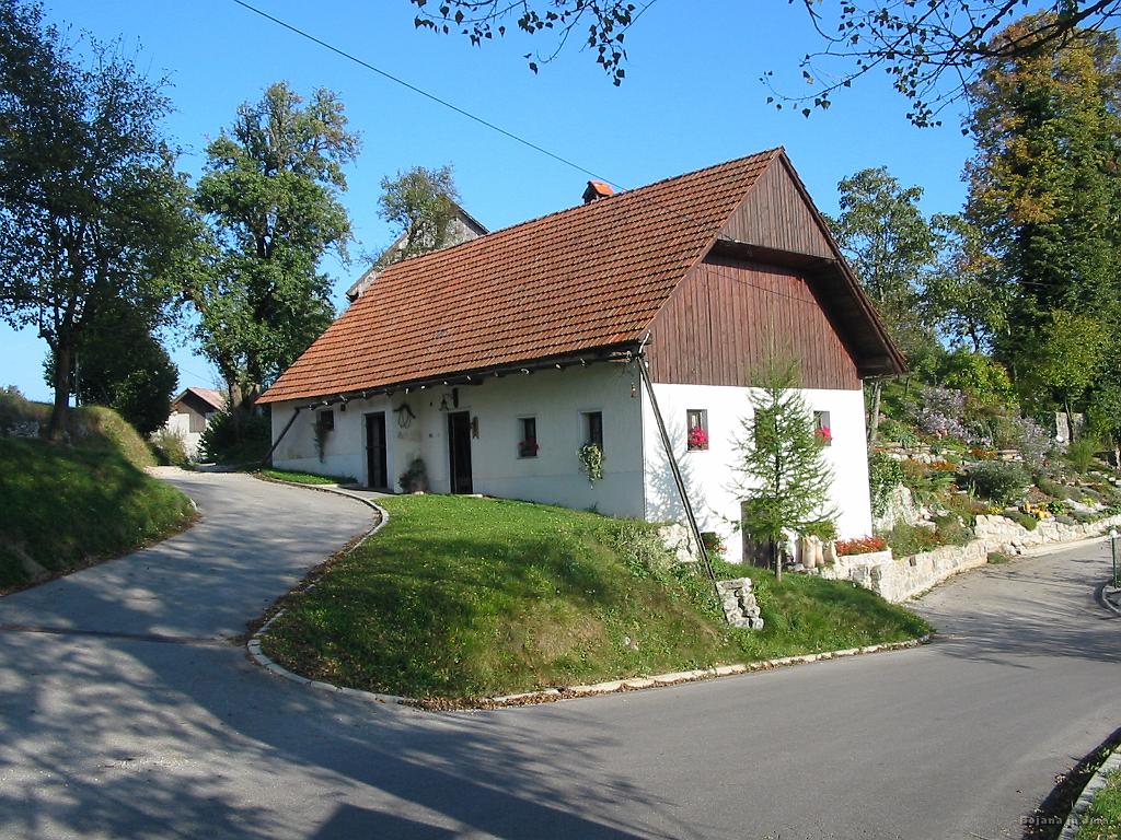 Slika_14.jpg - Idilično obnovljena kmečka hiša z lesenimi žlebovi, urejeno okolico... Rovtarske Žibrše.