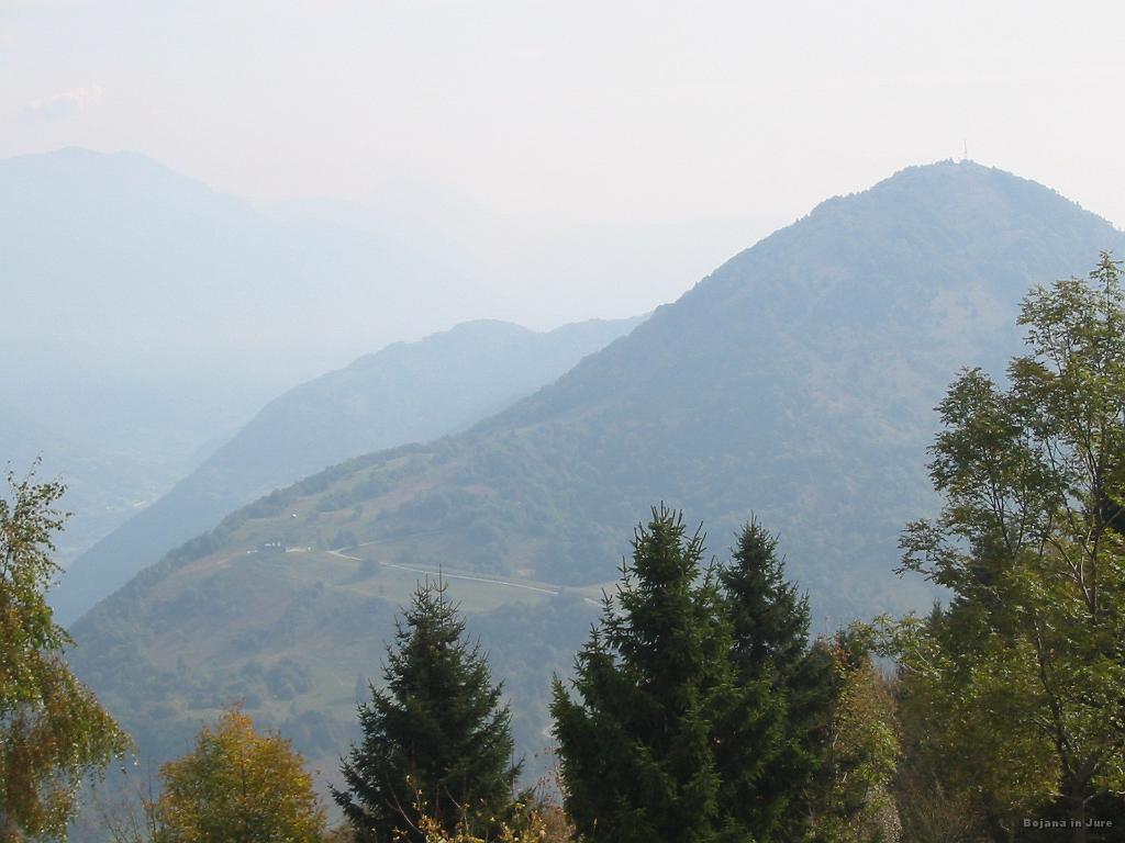 Slika_08.jpg - Pogled v smeri bivšega smučišča Livek in sedanjega rajskega naselja Nebesa.