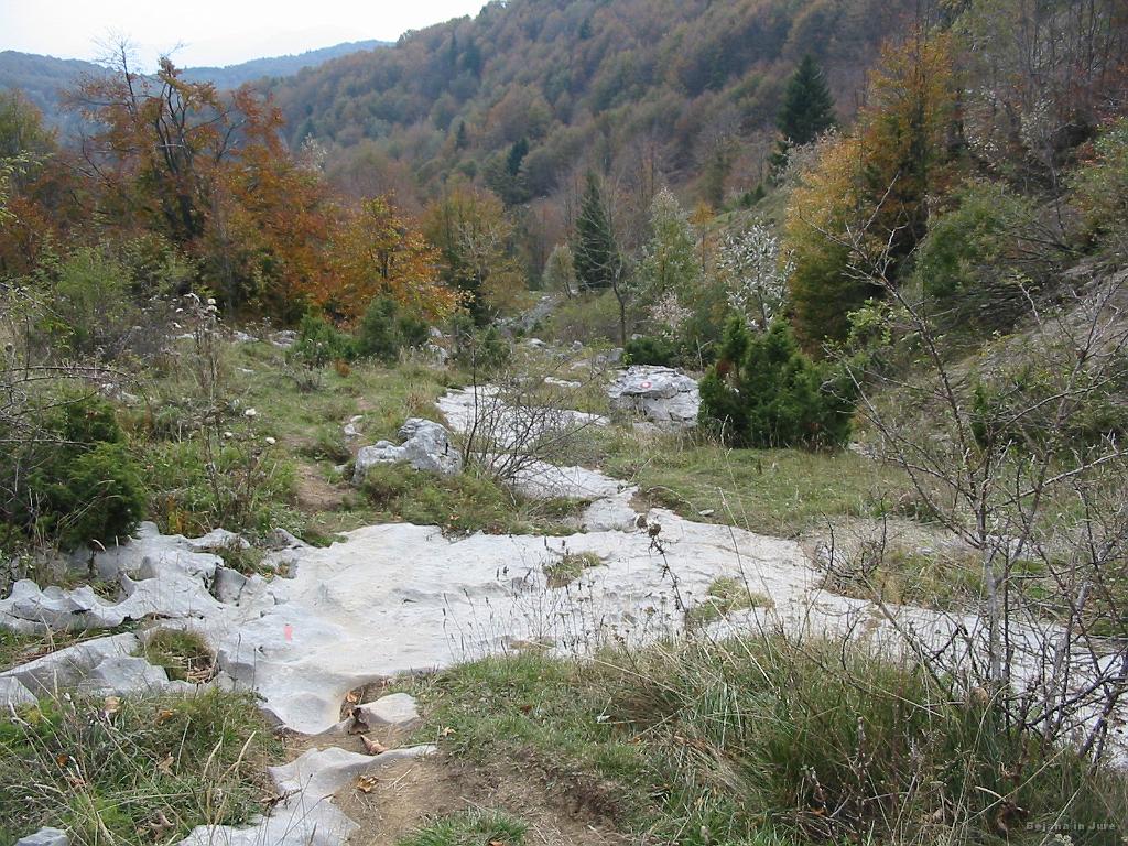 Slika_15.jpg - Pogled nazaj na skale, ki bolj spominjajo na obalo kot na hribe.