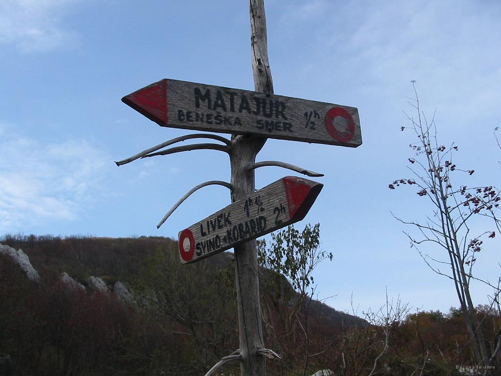 Slika_16.jpg - 1/2 ure pred vrhom se lahko odločimo za nadaljevanje levo ali pa naravnost (ni označeno).