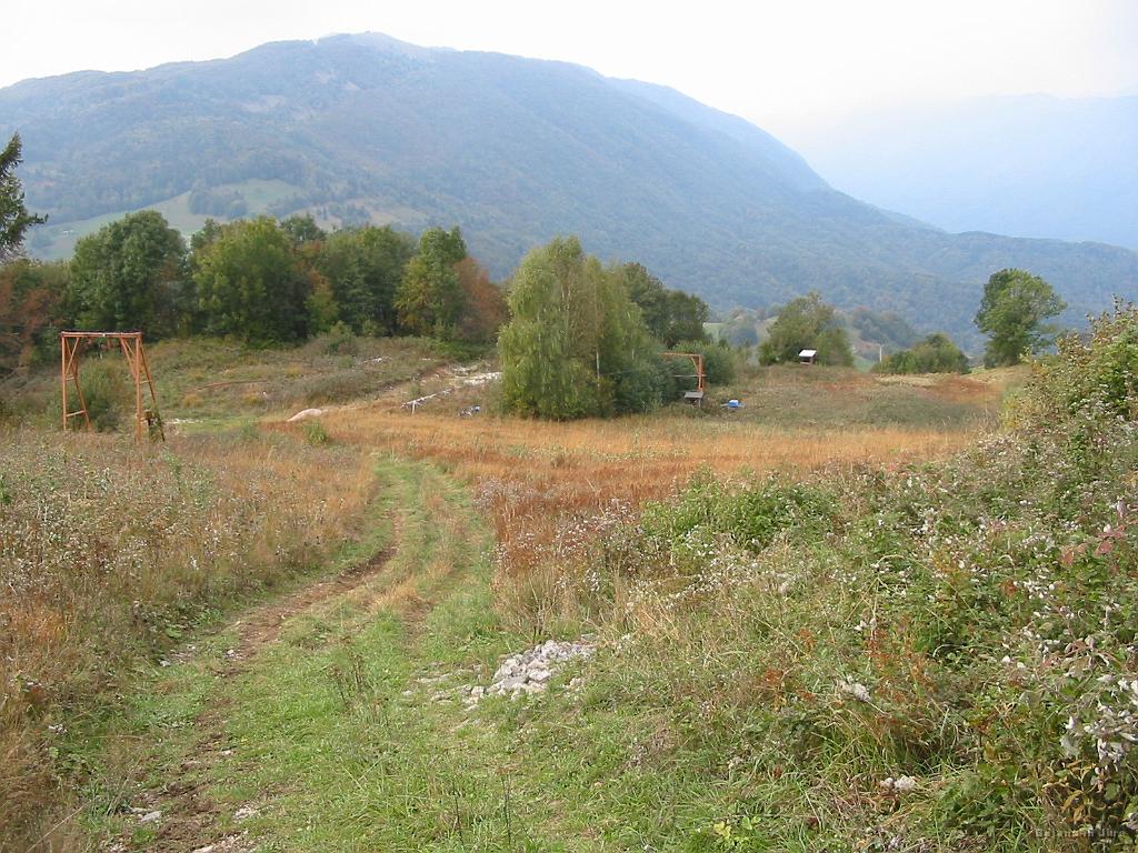 Slika_38.jpg - Vmesni stebri in vidna spodnja postaja. Zgoraj znotraj gozda vidimo tablo "Izklop v sili", ki nakazuje, da je bila tam nekje kakšna kočica.