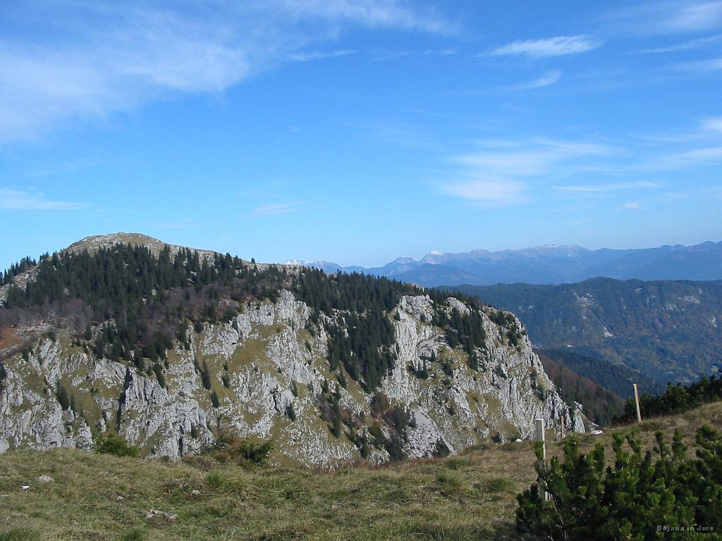 Slika_16.jpg - Pa sva "padla" čez kucl. Levo viden Kosmati vrh (1643 m), pod temi skalami pa je pot skozi Razor, ki je bila pa najina izbrana, samo sva jo malce falila.