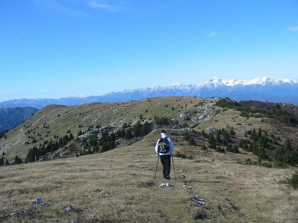 Slika_28.jpg - Morda še nisva omenila. Ratitovec je za naju (do sedaj) ena najlepših razglednih točk po ostalih hribih in gorah, saj lahko takorekoč vidimo prav vse. Naj malce naštejeva: Blegoš, Porezen, Črna prst, Vogel, vmes ne veva še, Triglav, Golica, Stol, Begunjščica, Storžič, Kočni, Grintovec, Krvavec, Snežnik. Uf, verjetno je še kaj...ja, neverjetna panorama ob lepem vremenu.