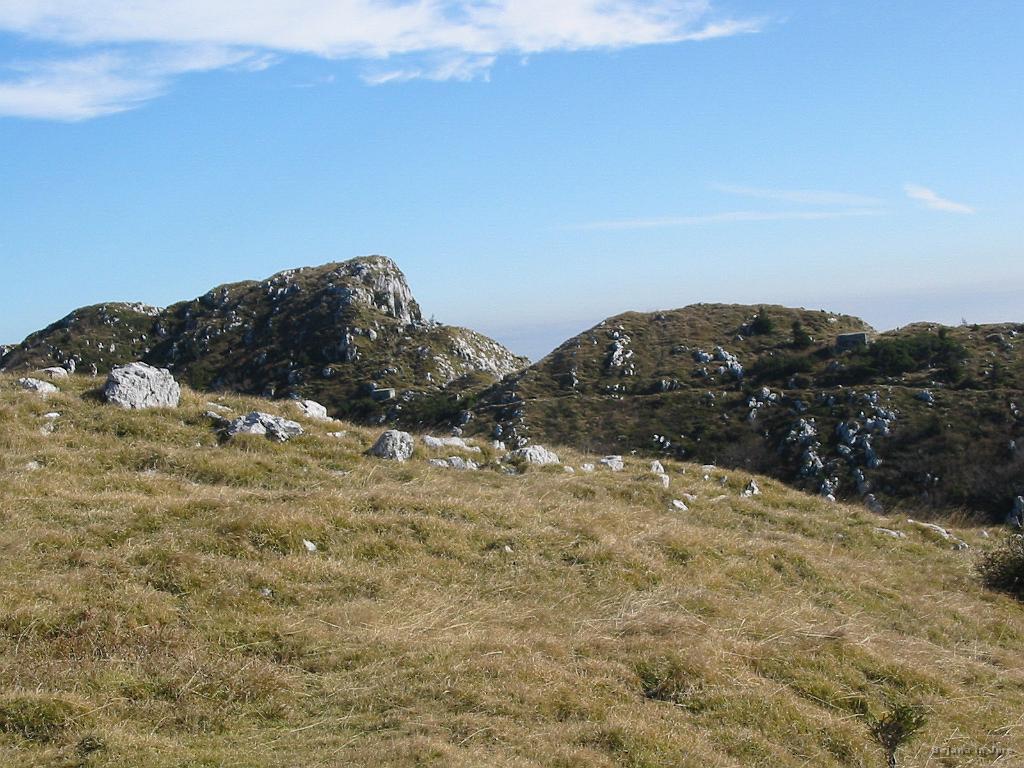 Slika_31.jpg - Te strelne line in koče so naju spominjale na pot nad Tolminko.