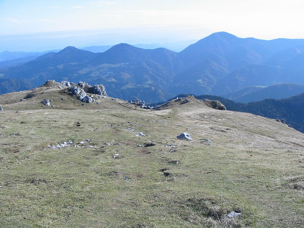 Slika_36.jpg - Smer odhoda izpred koče. Morda sem pozabil povedati...tokrat si nisem privoščil piva, ker ga je bilo že v petek preveč :)