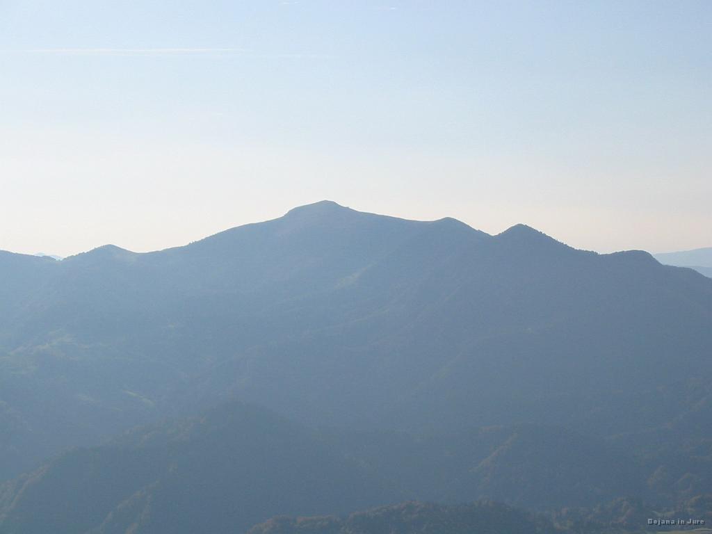 Slika_37.jpg - Silhueta Porezna, tam zadaj pa Cerkno.