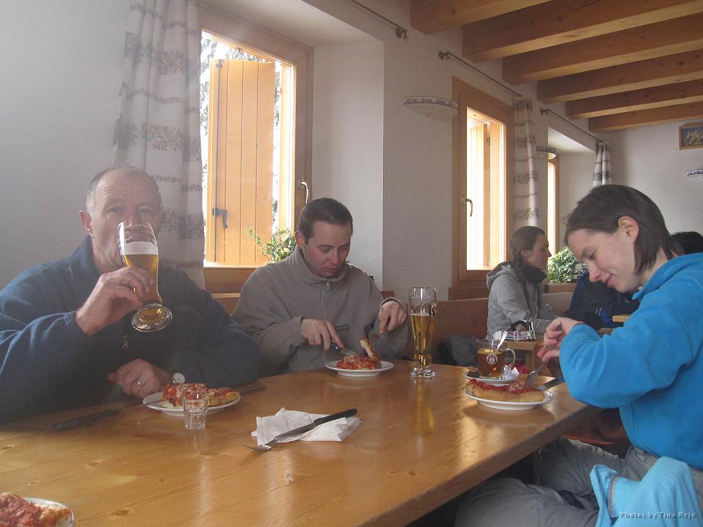 Slika_077.jpg - Saj mi ni jasno, kako lahko ob tako mrzlem vremenu paše mrzlo pivo. Priznam, neskončno je pasalo!