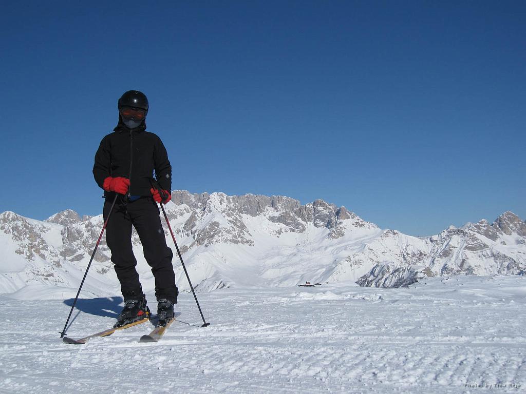 Slika_119.jpg - Seko Tina. V ozadju Marmolada (3343 m). Sicer je bila odprta za smučanje, sam tega nismo vedeli. Škoda.