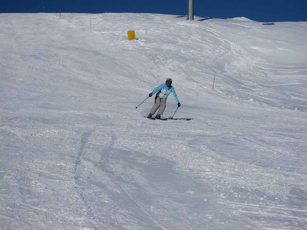 Slika_120.jpg - Bojanin zavoj (film na  http://robo.fe.uni-lj.si/~rejcj/Internet_stran/Bojana_in_Jure/2009/43_Smucanje_Dolomiti_16-20_12_2009/Filmi/Smucanje_Bojana.MOV ).