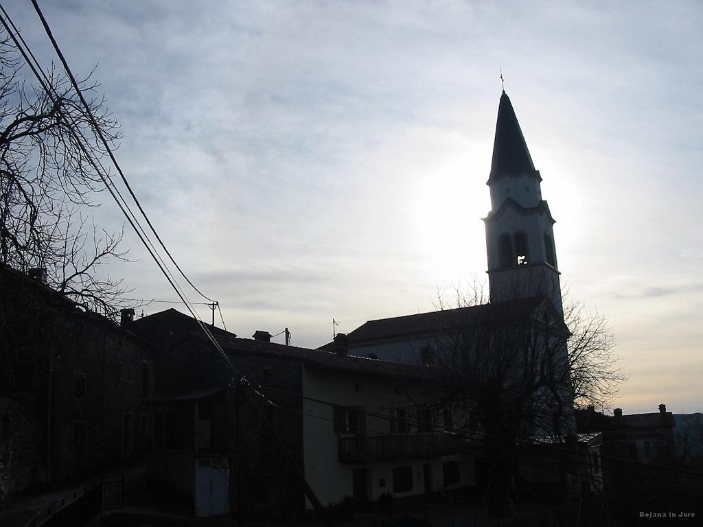 Slika_03.jpg - Cerkev Sv. Tomaža v Stomažu. Vas je na višini 285 m, ura pa enih 15 čez 10. Uf, sva pozna...
