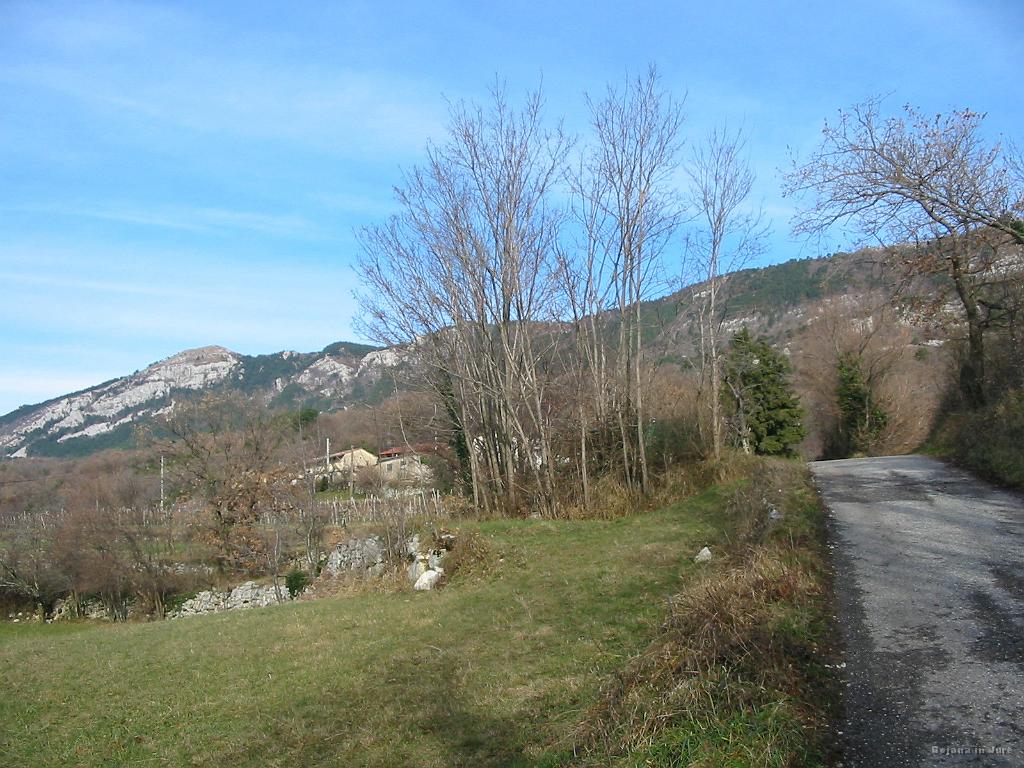 Slika_04.jpg - Levo viden Kucelj, desno pa začetni asfalt.