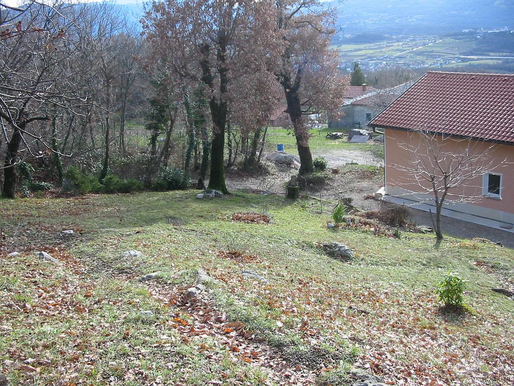 Slika_07.jpg - Pri tej novi hiši je potrebno direktno navzgor, ne pa desno (če greš navzgor), kjer sva prišla do ovčic.