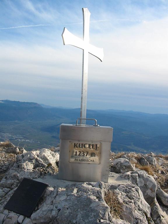 Slika_35.jpg - Vrh Kuclja, 1237 m. Torej je višinske razlike slabih 1000 m. Rabila sva 3 ure, kar je glede na  izgubljenost še zelo malo.