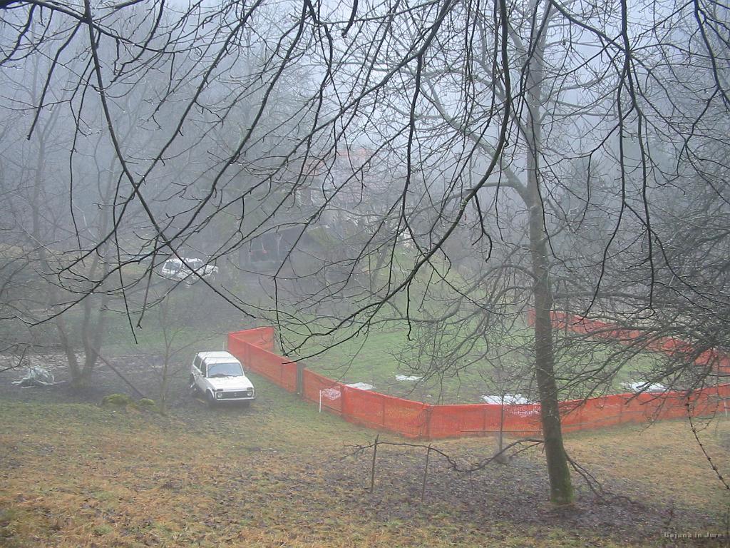 Slika_11.jpg - Prvi pogled na domačijo Log. Vidni sta dve Ladi Nivi od strica Ljuba. Bližnja je za kose...