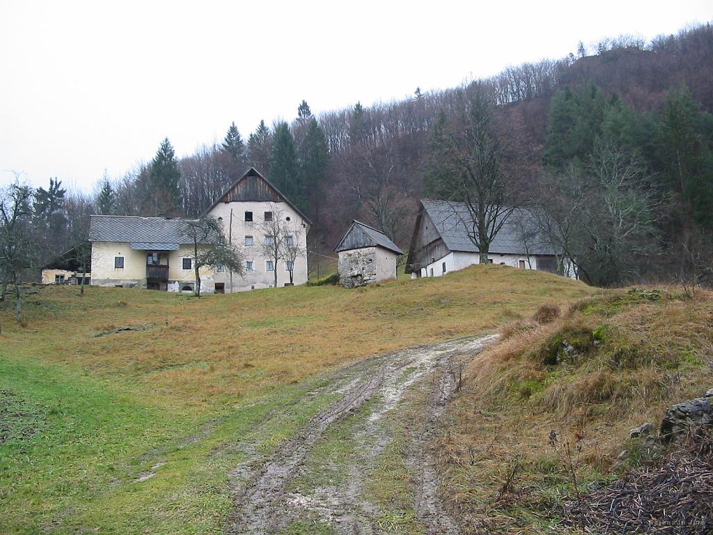 Slika_20.jpg - Domačija Kogoj. Na tem travniku sva zelo glasno slišala pretakanje vode pod travo. Kar čuden občutek...