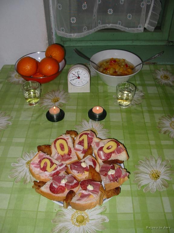 Slika_30.jpg - Najin silvestrsk pogrinek, nekaj pred 24:00. Mandarine in pomaranče, obloženi kruhki, glaž vinčka in sadna solata.