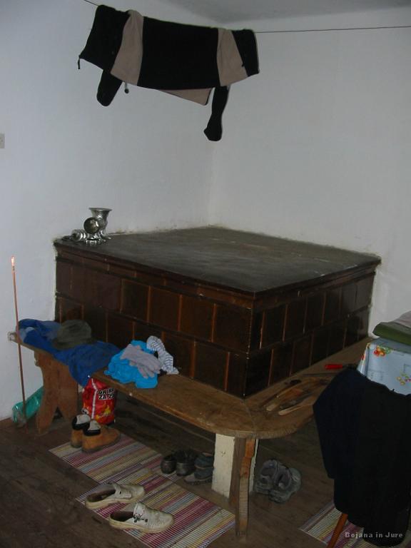 Slika_35.jpg - Krušna peč ... za gretje super, za ležanje preveč topla.